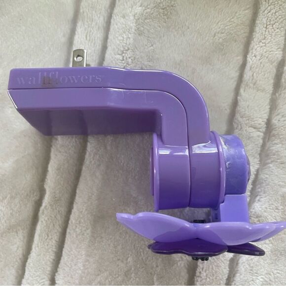 Bath & Body Works Purple Flower Wallflowers Plug In Hippie Retro 60’s Looks - Picture 2 of 2
